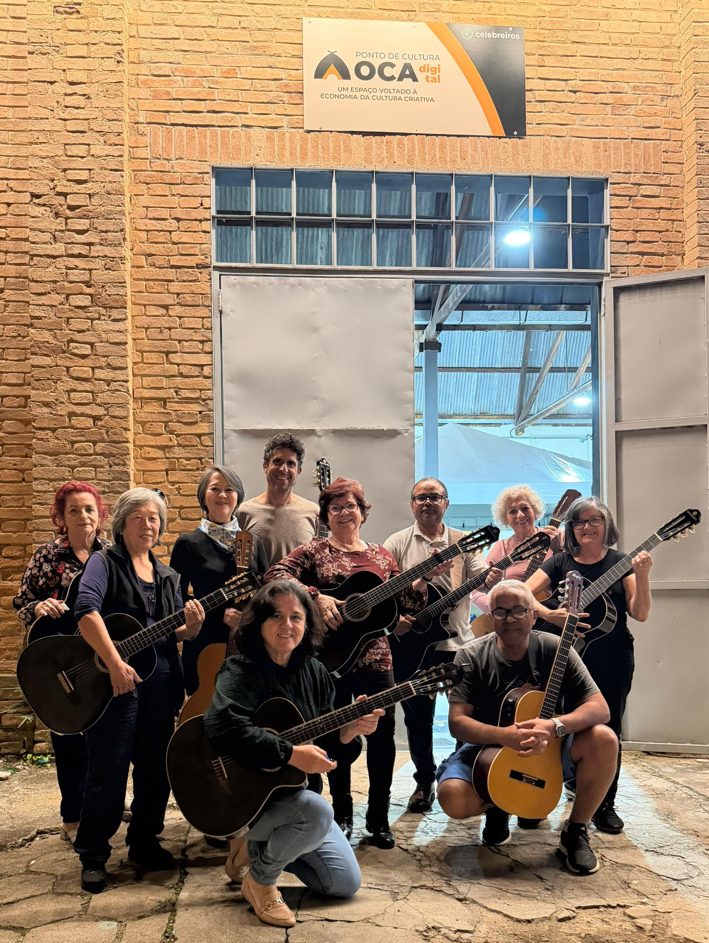 Jovens participando de uma atividade audiovisual e fotográfica na OcaDigital